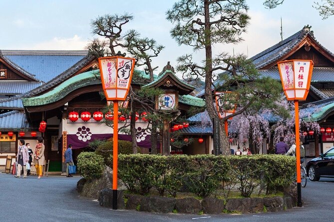 Gion Walking Tour by Night - Just The Basics