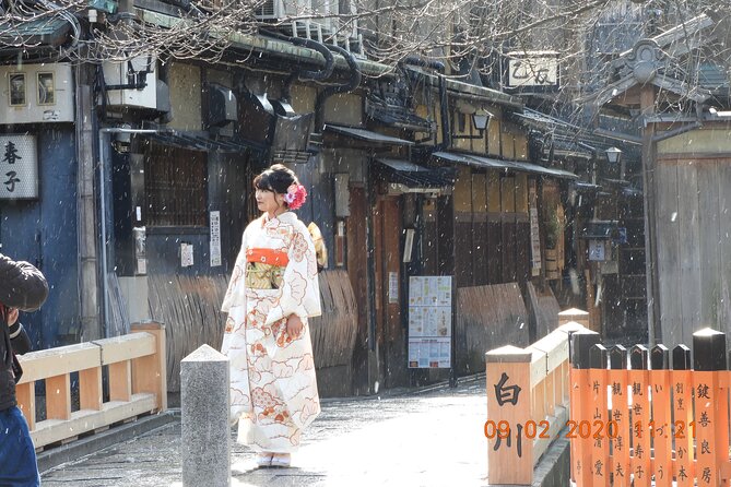 2 Hour Walking Historic Gion Tour in Kyoto Geisha Spotting Area - Booking Information and Tips