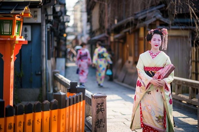 Gion and Fushimi Inari Shrine Kyoto Highlights With Government-Licensed Guide - Unveiling the Mysteries of Geisha Culture