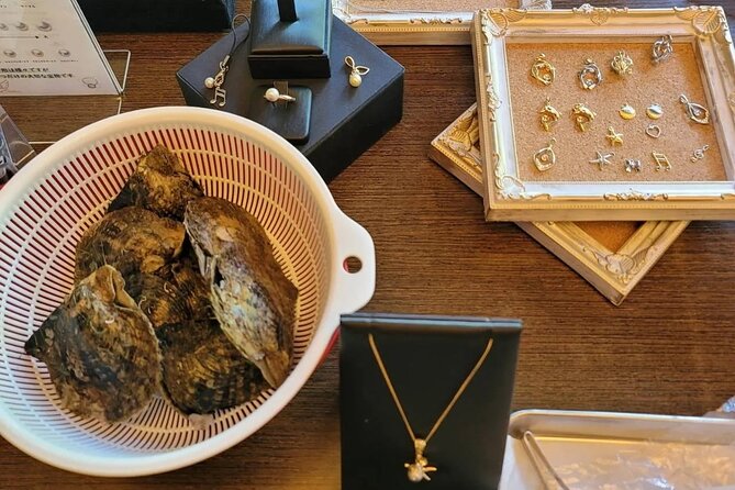 Experience Extracting Pearls From Akoya Oysters - Key Takeaways