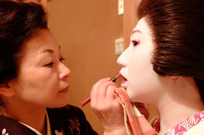 Watch the Young Geisha Do Their Makeup and Get Ready! - Key Takeaways