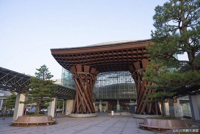 E-Bike Cycling With Guided Tour of KANAZAWA Main & KENROKUEN - Meeting and Pickup