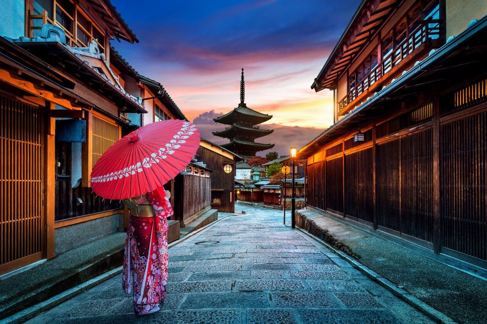 Kyoto: Gion District Guided Walking Tour at Night With Snack - Duration and Group Size