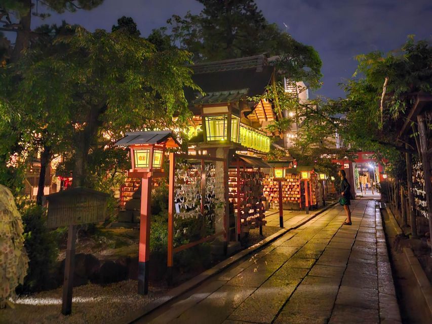 Kyoto: Gion District Guided Walking Tour at Night With Snack - Highlights and Inclusions