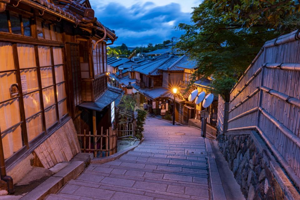 Kyoto: Gion District Highlights & Hidden Gems Walking Tour - Sacred Beauty of Yasaka Shrine