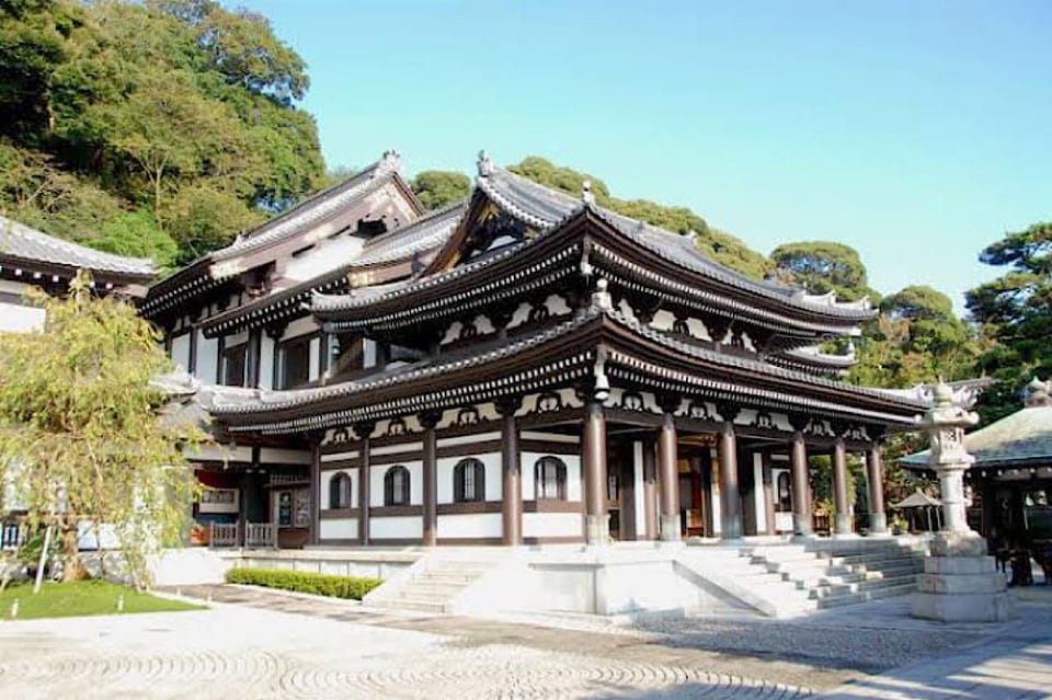 Private Kamakura and Yokohama Sightseeing Tour With Guide - Guides and Customization